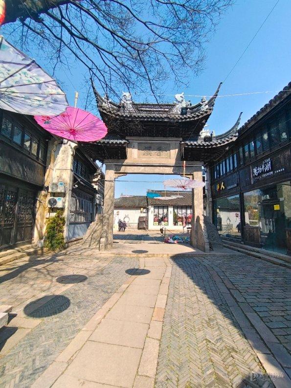 我记得数学历史上有两位因为微积分决斗而死亡的。是谁？